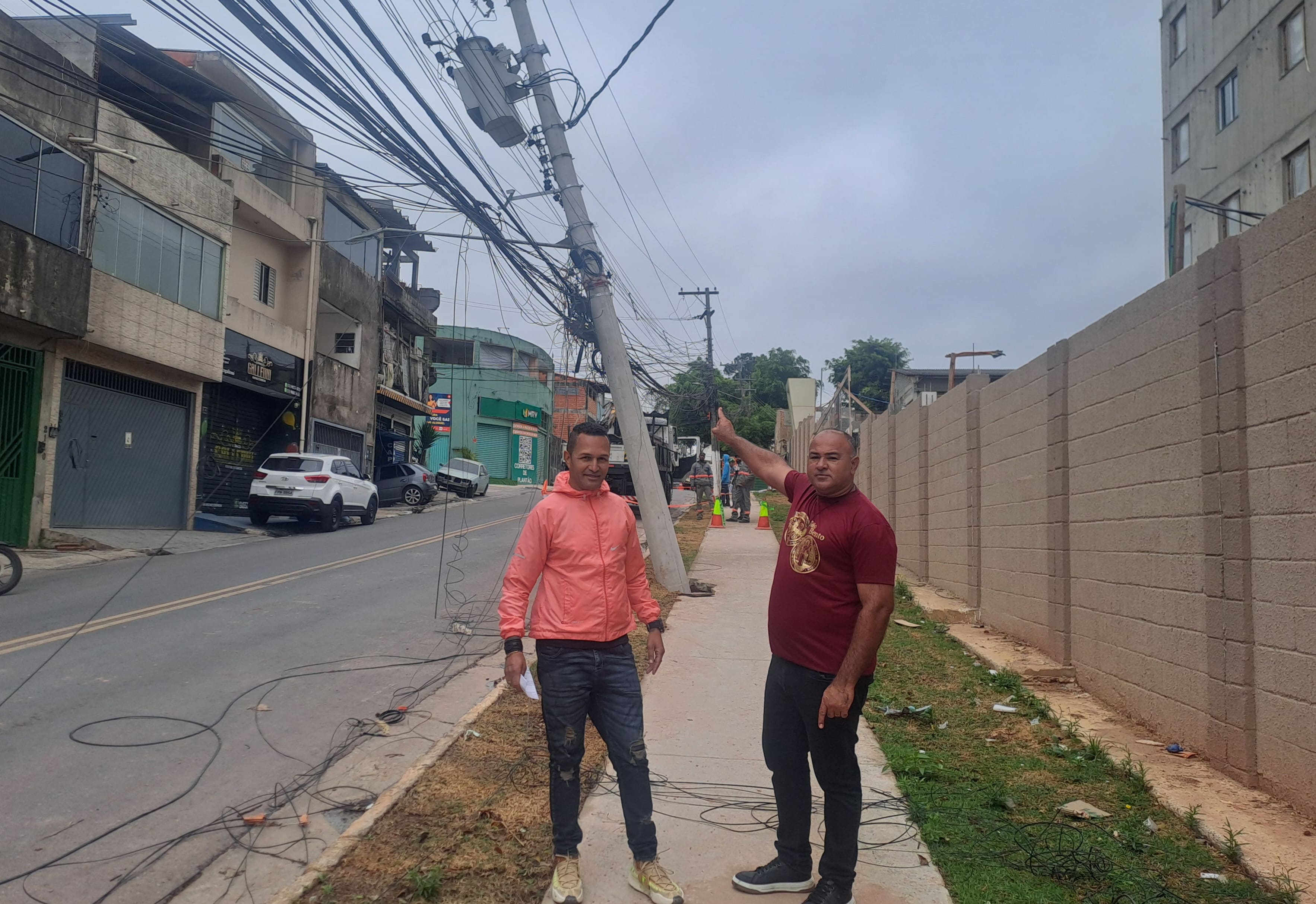 Vereador Cantor Goleiro acompanha pessoalmente trabalho da Enel no Jardim Santa Maria